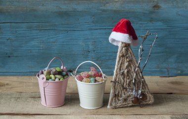 El yapımı Noel dekorasyonu ve ahşap backg üzerinde renkli şeker