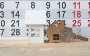 Evin ahşap antika arka plan üzerinde gümüş anahtar simgesi