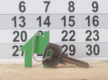 Evin ahşap antika arka plan üzerinde gümüş anahtar simgesi