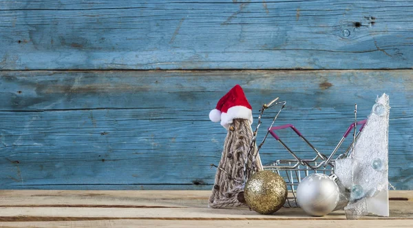 Kézzel készített karácsonyi dekoráció fa háttér. — Stock Fotó