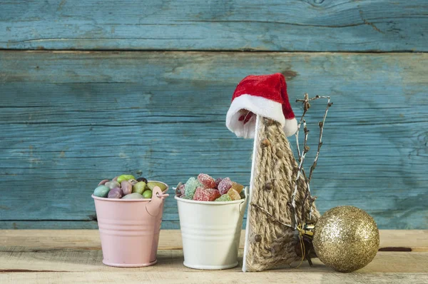 Рождественское украшение ручной работы и красочные конфеты на деревянном рюкзаке — стоковое фото