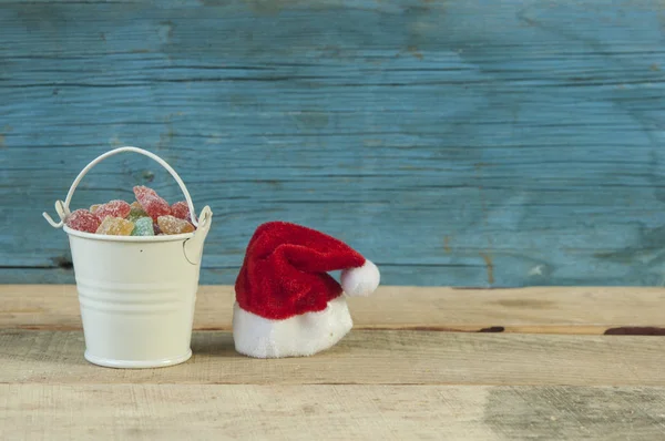 El yapımı Noel dekorasyonu ve ahşap backg üzerinde renkli şeker — Stok fotoğraf