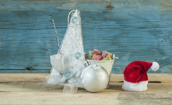 Handgefertigte Weihnachtsdekoration und bunte Bonbons auf Holzrücken — Stockfoto