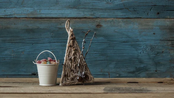 Decoração de Natal artesanal e doces coloridos em backg de madeira — Fotografia de Stock