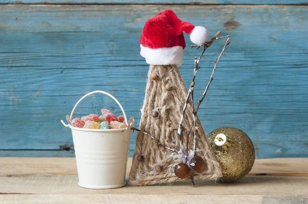 Kézzel készített karácsonyi dekoráció és a fából készült főleg CIG színes candy — Stock Fotó