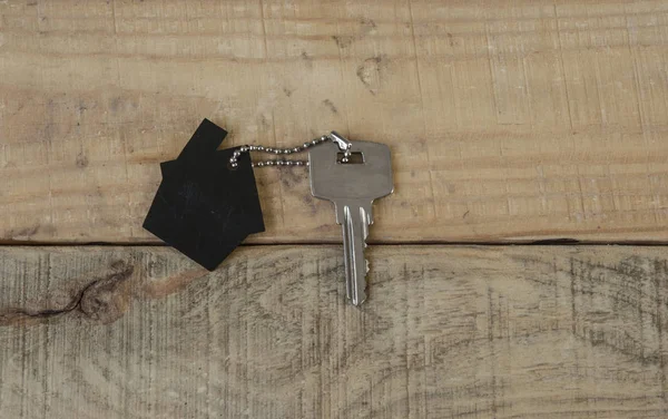 Символ будинку зі срібним ключем — стокове фото