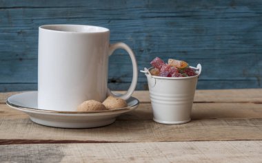 Ahşap bir tabloda çay