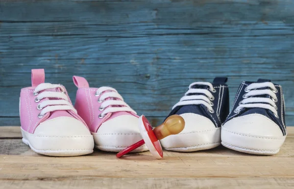 Dětské boty a dudlík — Stock fotografie
