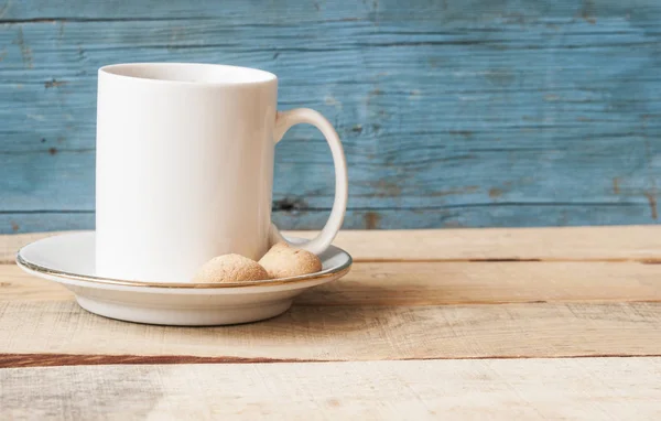 Taza de té sobre una vieja mesa de madera . — Foto de Stock