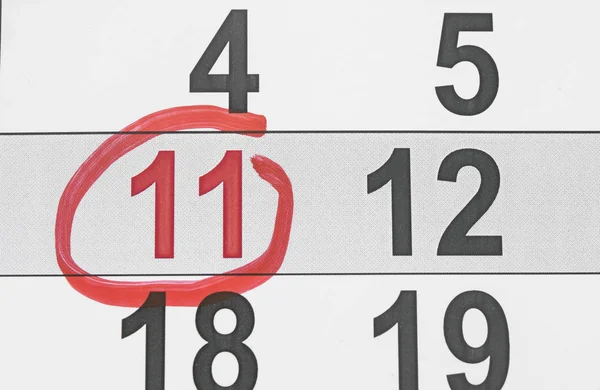 Rode kleur. Mark op de kalender op 11 — Stockfoto