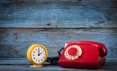 Beyaz masa üzerinde Vintage telefon