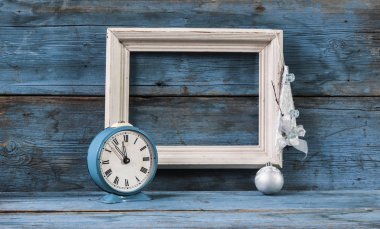 Boş çerçeve ahşap bloklar ile vintage çalar saat 