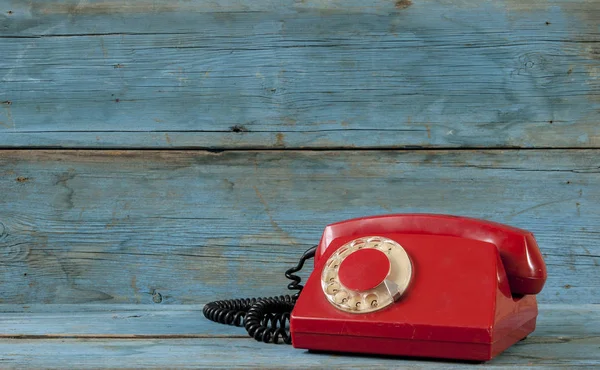 Telefone vintage na mesa branca — Fotografia de Stock