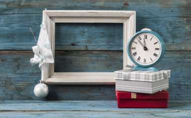 Noel dekorasyonu ve çalar saat ahşap arka plan üzerinde