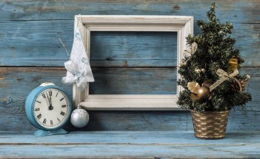 Noel dekorasyonu ve çalar saat ahşap arka plan üzerinde