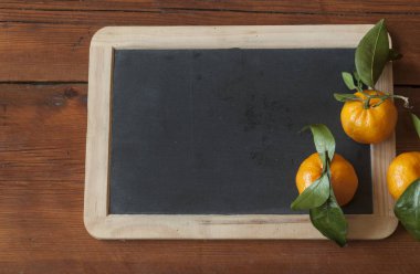 Olgun mandalina yeşil yapraklar