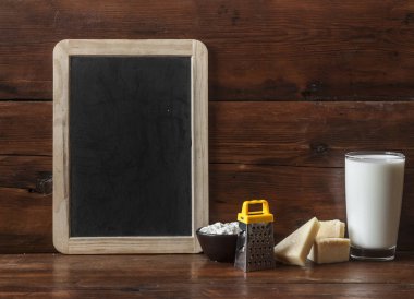 Sağlıklı kahvaltı gıda süt, peynir ve peynir ile.