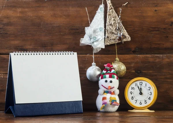 Juldekoration med tom kalender och retro väckarklocka o — Stockfoto