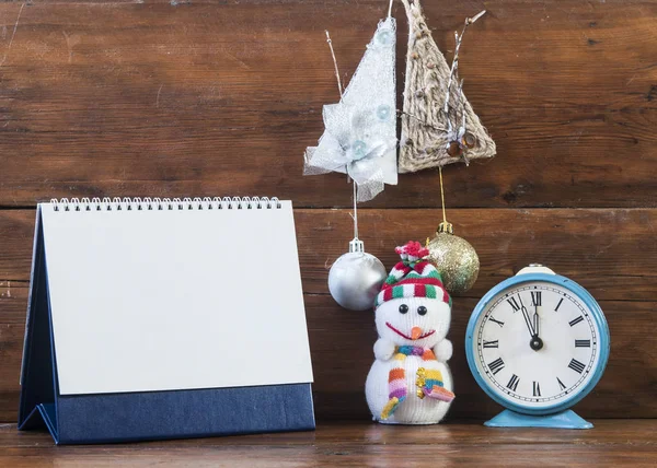 Decoración navideña con calendario en blanco y despertador retro o — Foto de Stock