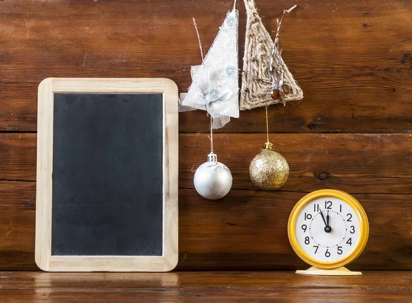 Reloj despertador vintage y decoración de Navidad en el fondo de madera —  Fotos de Stock