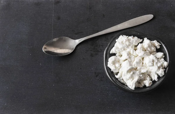 Frischer Quark in einer Schüssel auf einem Holztisch. — Stockfoto