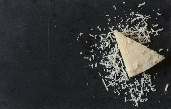 Rendelenmiş parmesan peyniri ve ahşap zemin üzerine rende — Stok fotoğraf