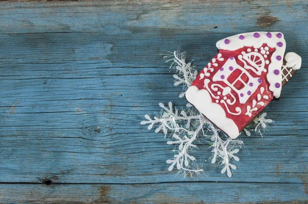 Natal caseiro casais de gengibre na mesa de madeira — Fotografia de Stock