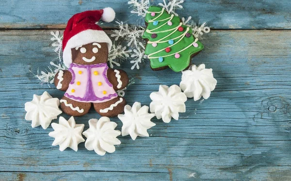 Christmas homemade gingerbread couples on wooden table — Stock Photo, Image