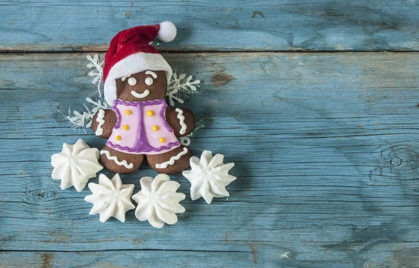 Christmas homemade gingerbread couples on wooden table — Stock Photo, Image