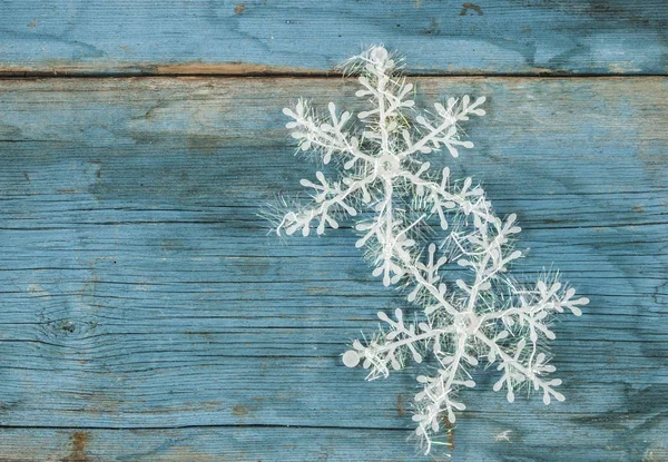 Weihnachtsschmuck weiße Schneeflocken auf rustikalem Holzgrund. — Stockfoto