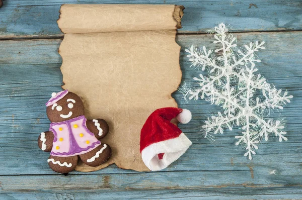 Biscuits maison de pain d'épice de Noël sur la table, fond de Noël — Photo