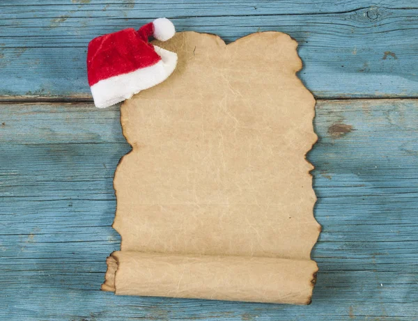 Ευχετήρια κάρτα Χριστουγέννων και νιφάδες χιονιού, ξύλινο υπόβαθρο — Φωτογραφία Αρχείου