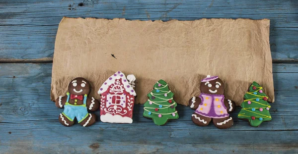 Kerstmis achtergrond met gember cookies op houten achtergrond — Stockfoto