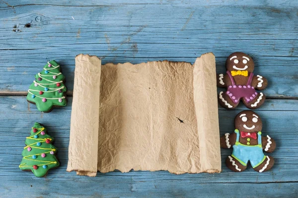 Рождественский фон с имбирными печеньками на деревянном фоне — стоковое фото