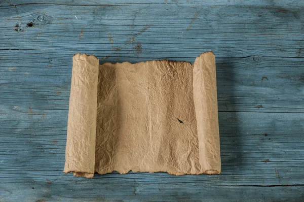 ahşap zemin üzerine parşömen kaydırma.