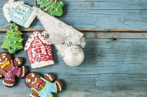 Peperkoek kerstkoekjes op oude houten achtergrond — Stockfoto