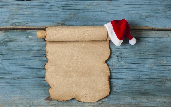 Пустой список желаний Санта Клауса, лежащий на деревянном столе — стоковое фото