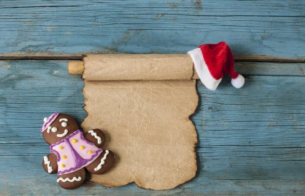 Різдвяний фон з імбирним печивом на дерев'яному фоні — стокове фото