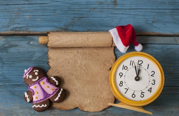 Sfondo natalizio con biscotti allo zenzero su sfondo di legno — Foto Stock