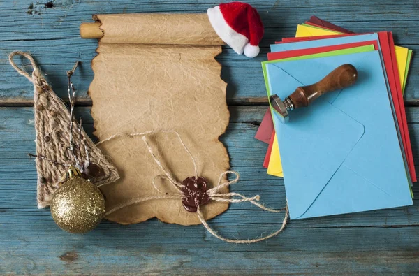 Deze methode verschuift van oude papier op een houten tafel. Antieke achtergrond — Stockfoto