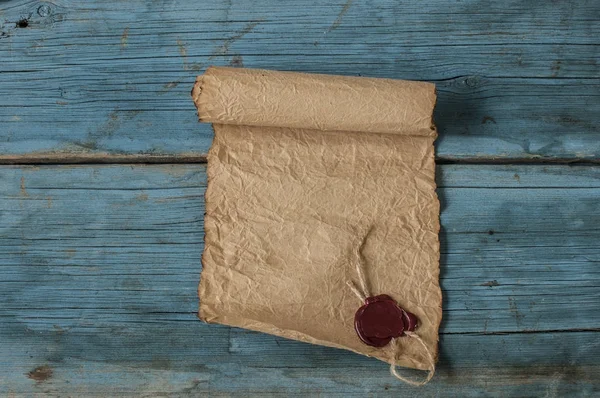 Rollos de papel viejo sobre una mesa de madera. Fondo antiguo — Foto de Stock