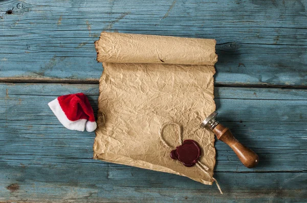 Rotoli di vecchia carta su un tavolo di legno. Sfondo antico — Foto Stock