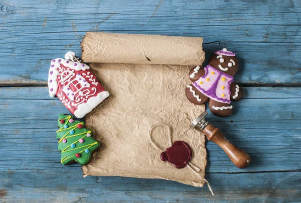 Fondo de Navidad con galletas de jengibre sobre fondo de madera — Foto de Stock