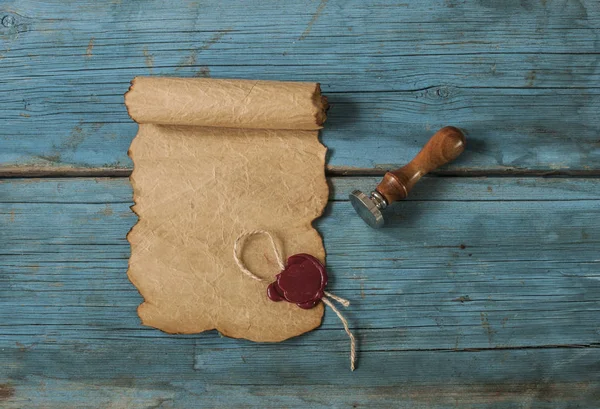 Posouvá starého papíru na dřevěný stůl. Starožitný pozadí — Stock fotografie