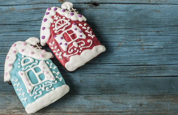 Biscuits au pain d'épice de Noël sur un vieux fond en bois — Photo