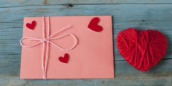 Sobre de carta de amor con corazón rojo sobre fondo de madera — Foto de Stock