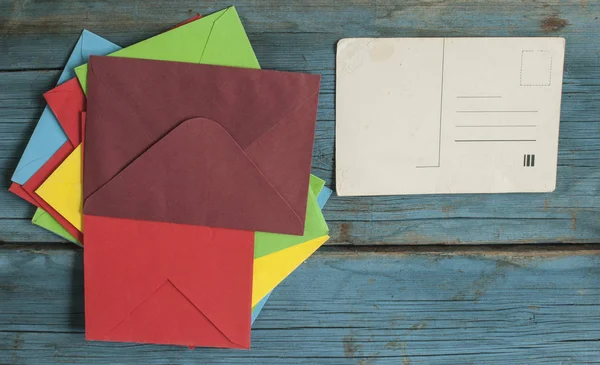 Envelope com cartão no fundo de madeira — Fotografia de Stock