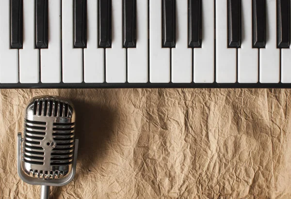 Fond musical avec piano et microphone rétro — Photo