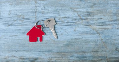 ahşap arka plan ev simgesini ile anahtar 