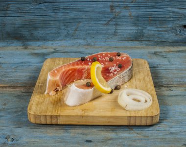 tuz, biber, limon ile taze Çiğ somon biftek